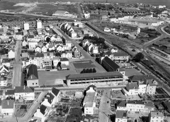 1 vue  - [Lorient, rue de Kéroman. Vue aérienne du groupe scolaire de Keroman avec, en arrière plan, le port de commerce.]. (ouvre la visionneuse)