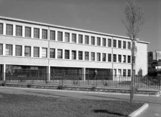 1 vue  - [Lorient, rue Professeur-Émile-Mazé. Lycée Dupuy-de-Lôme, bâtiment d\'enseignement du groupe scolaire du second degré.]. (ouvre la visionneuse)
