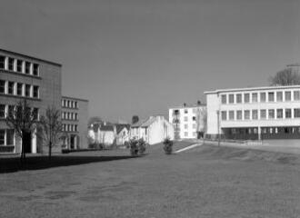 1 vue  - [Lorient, rue Professeur-Émile-Mazé. Lycée Dupuy-de-Lôme, vue des bâtiments du groupe scolaire.]. (ouvre la visionneuse)