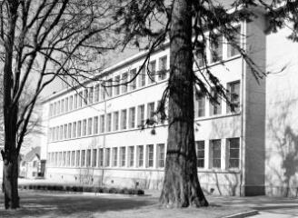 1 vue  - [Lorient, rue Professeur-Émile-Mazé. Lycée Dupuy-de-Lôme, vue d\'un bâtiment du groupe scolaire.]. (ouvre la visionneuse)