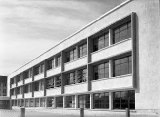 1 vue  - [Lorient, rue Étienne-Pérault. Collège Auguste-Brizeux, vue d\'un bâtiment d\'enseignement.]. (ouvre la visionneuse)
