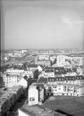 1 vue  - [Lorient, rue Auguste-Nayel. Vue aérienne générale avec, en arrière plan, le stade et la centre hospitalier.]. (ouvre la visionneuse)