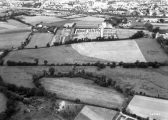 1 vue  - [Vannes, port. Vue aérienne du cimetière de Calmont avec, en arrière plan, le port, la Rabine et l\'usine à gaz.]. (ouvre la visionneuse)