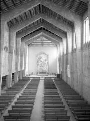 1 vue  - [Vannes, La Madeleine. Église Saint-Pie X, vue intérieure avec l\'autel.]. (ouvre la visionneuse)