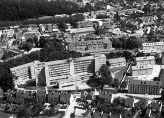 1 vue  - [Quimper, rue Bourg-les-Bourgs. Lycée Brizeux, vue aérienne d\'immeubles de classes.]. (ouvre la visionneuse)