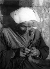 1 vue  - [Portrait d\'une vieille femme tricotant] / [Paul Géniaux] (ouvre la visionneuse)