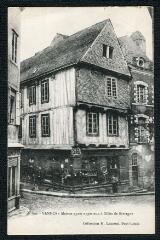 2 vues  - Vannes : maison ayant appartenu à Gilles de Bretagne / [Henry Laurent ?] (ouvre la visionneuse)